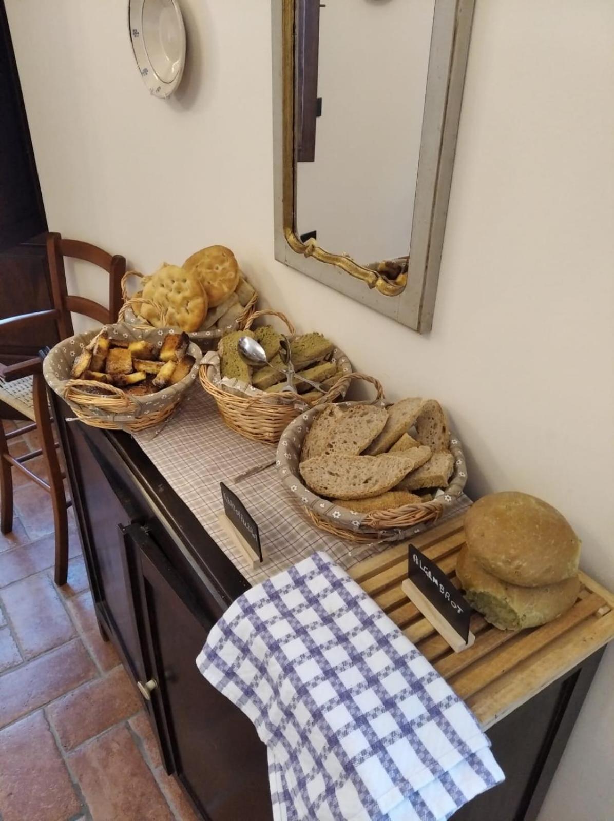 Alla Porta Di Sotto B&B Фивиццано Экстерьер фото